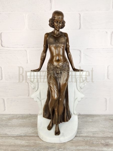 Скульптура "Девушка у парапета"