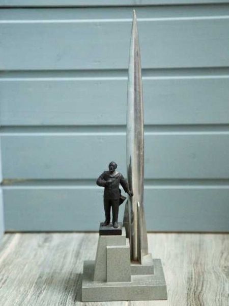 Статуэтка антикварная "Памятник Циолковскому в Калуге"