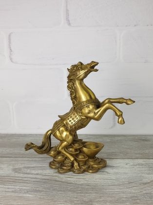 Лошадь на золотых слитках