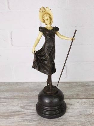 Скульптура "Девушка с тростью (из кости)"