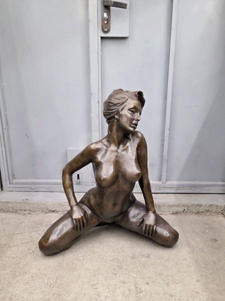 Статуэтка "Обнажённая на коленях (67см)"
