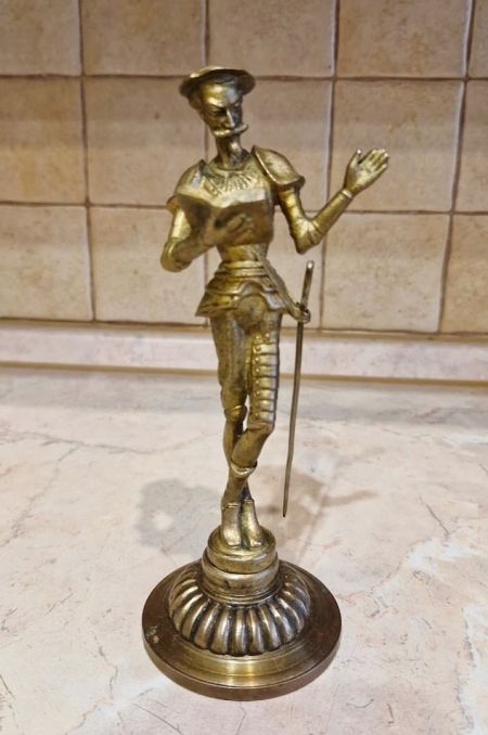 Статуэтка антикварная "Дон- кихот Ламанческий" Статуэтка антикварная "Дон- кихот Ламанческий"