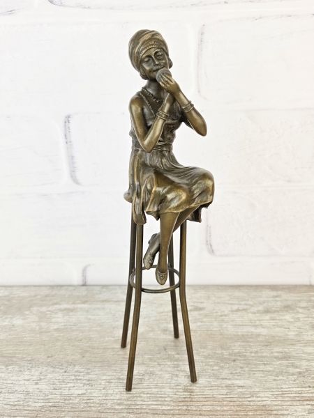 Статуэтка "Модница на стуле" Статуэтка "Модница на стуле"