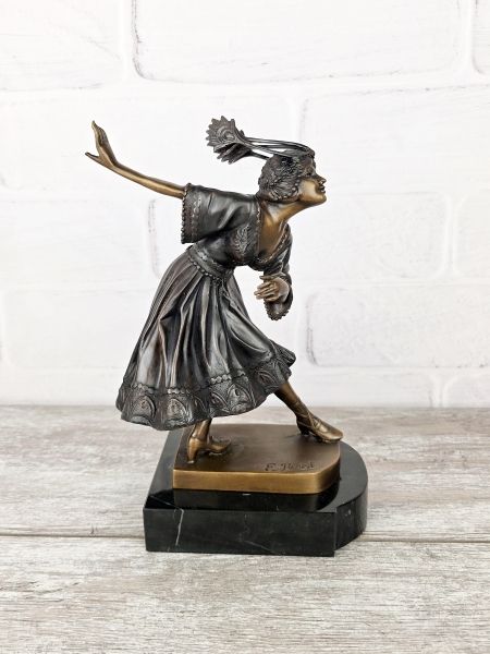 Статуэтка "Танцовщица с перьями в волосах (E. Rossi)" Статуэтка "Танцовщица с перьями в волосах (E. Rossi)"