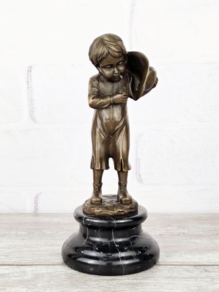 Статуэтка "Мальчик с сигаретой" Статуэтка "Мальчик с сигаретой"