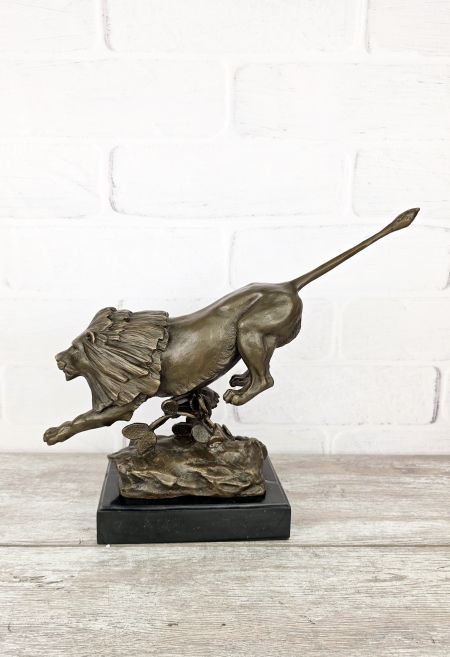 Статуэтка "Лев атакующий"