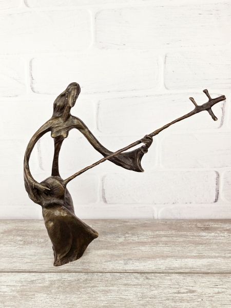 Статуэтка "Музыкантша (на гитаре)"