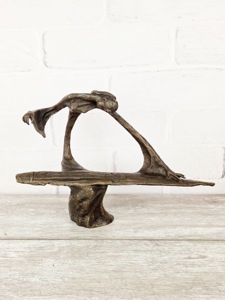 Статуэтка "Музыкантша (на струнах)"