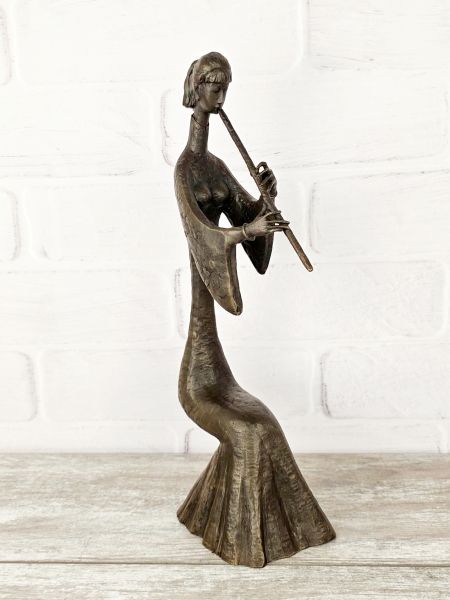 Статуэтка "Музыкантша (на духовых)"