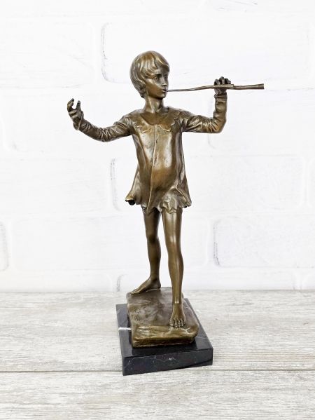 Статуэтка "Питер Пэн, играющий на флейте"