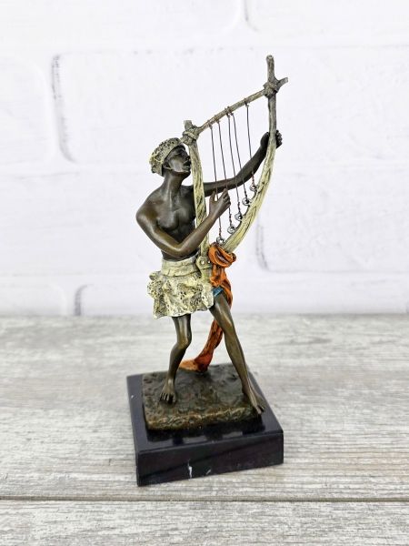 Статуэтка "Туземец играет на арфе" Статуэтка "Туземец играет на арфе"