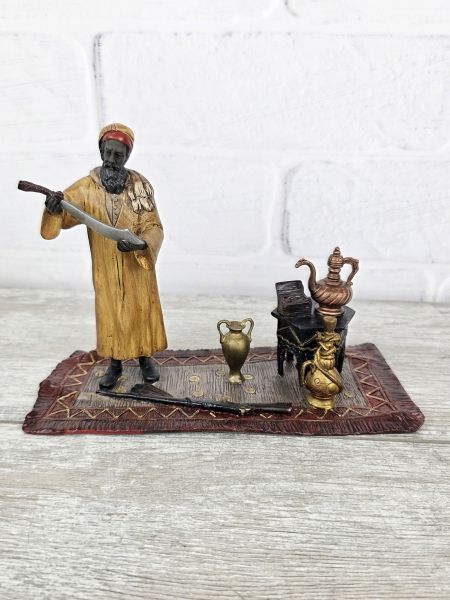 Статуэтка "Торговец оружием" Статуэтка "Торговец оружием"