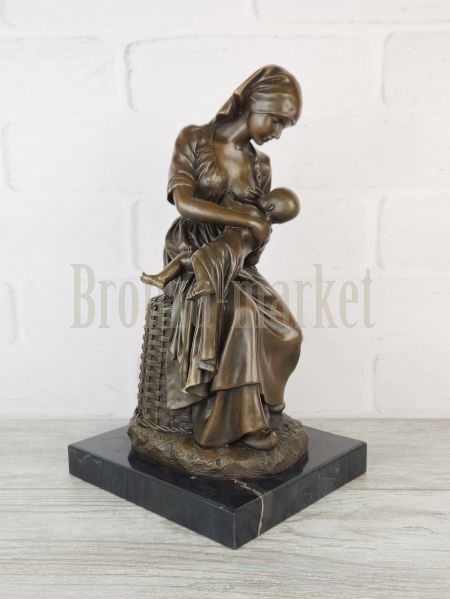 Скульптура "Молодая мать из Булони, кормящая своего ребёнка"