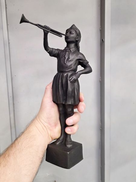 Статуэтка антикварная "Пионерка с горном (Касли, 1962г)" Статуэтка антикварная "Пионерка с горном (Касли, 1962г)"