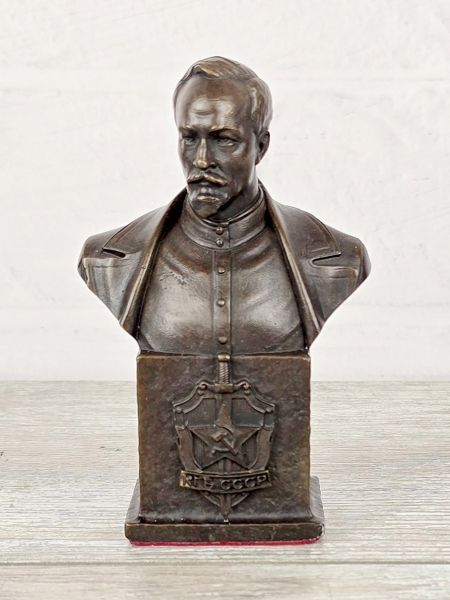 Бюст "Дзержинский (с гербом)" Бюст "Дзержинский (с гербом)"