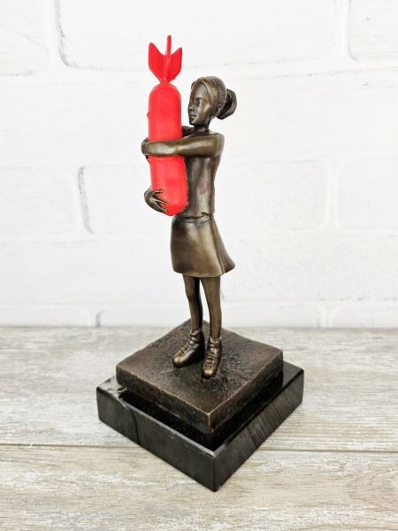 Статуэтка "Обнимающая бомбу (Banksy)" Статуэтка "Обнимающая бомбу (Banksy)"