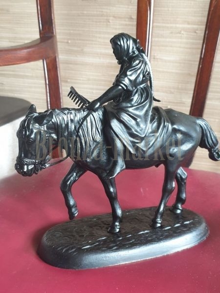 Статуэтка антикварная "Крестьянка с граблями на лошади (малая) "