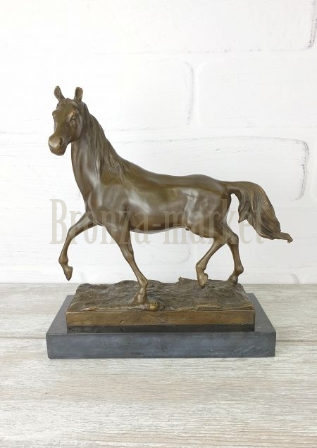 Статуэтка "Лошадь на подставке (качество)"