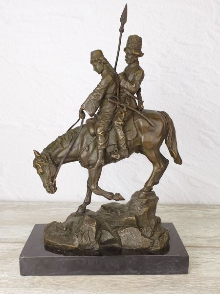 Скульптура "Казак с молодой казачкой на лошаде"