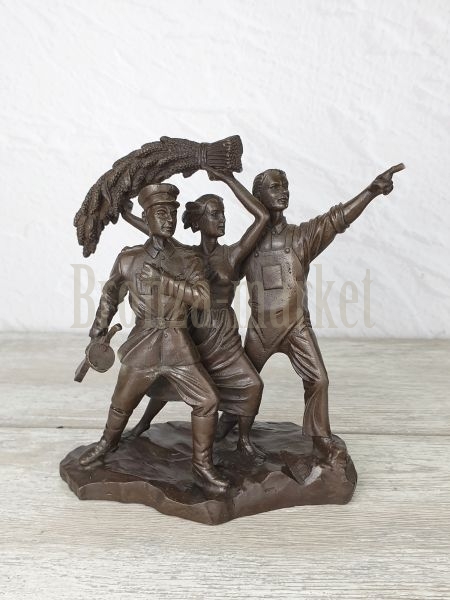 Скульптура "Пролетарская троица"