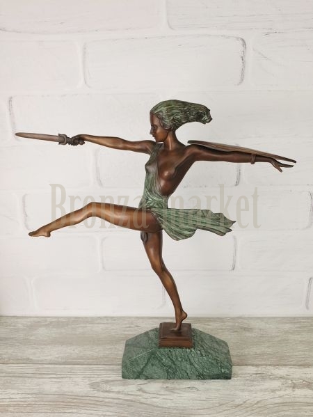 Скульптура "Воительница"