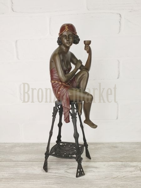 Скульптура "Дама с бокалом"