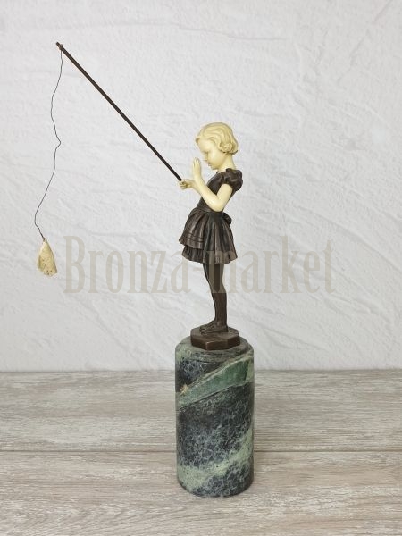 Скульптура "Девочка ловит рыбу"