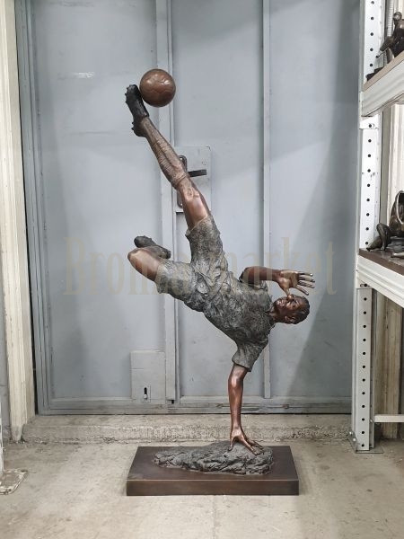 Скульптура "Футболист (огромный)"
