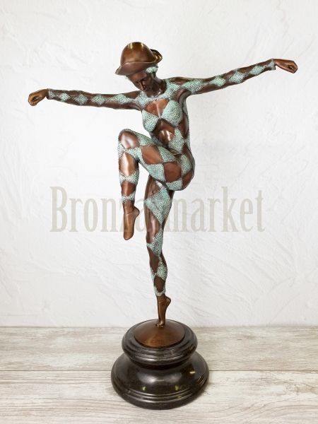 Скульптура "Танцовщица в шляпке (крупная, зел.)"