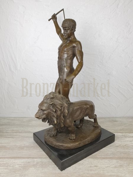 Скульптура "Лев и его укротитель"
