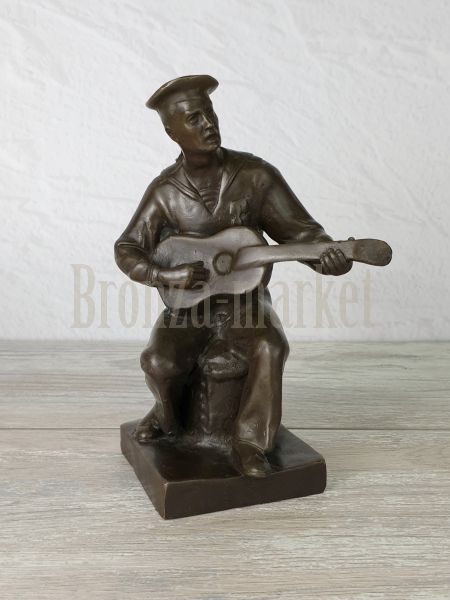 Скульптура "Матрос с гитарой"