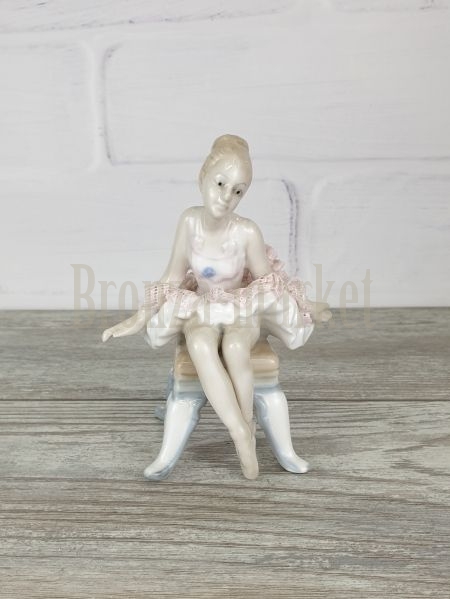 Статуэтка "Балерина на стуле"