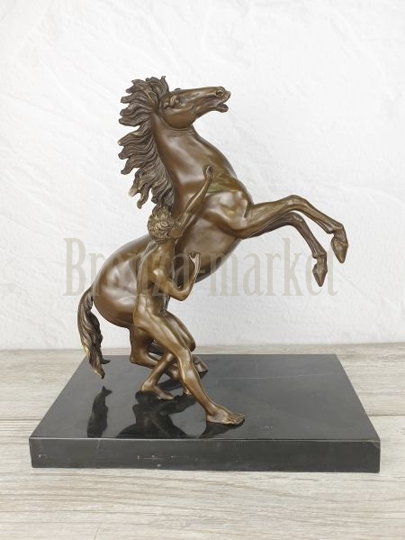 Скульптура "Укротитель коня (левый)"