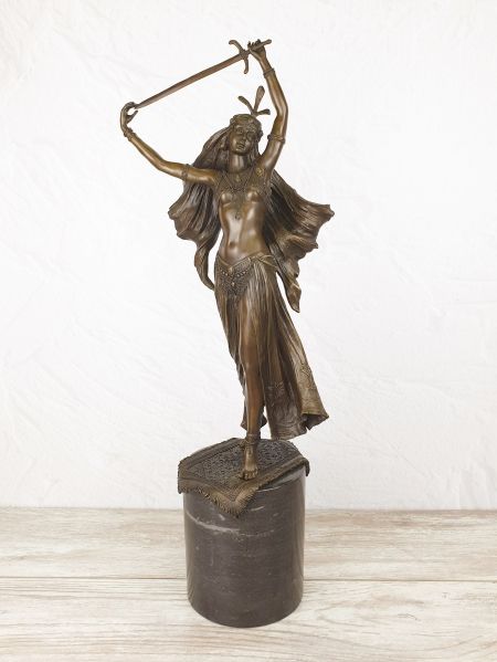 Скульптура "Восточная танцовщица с мечом"