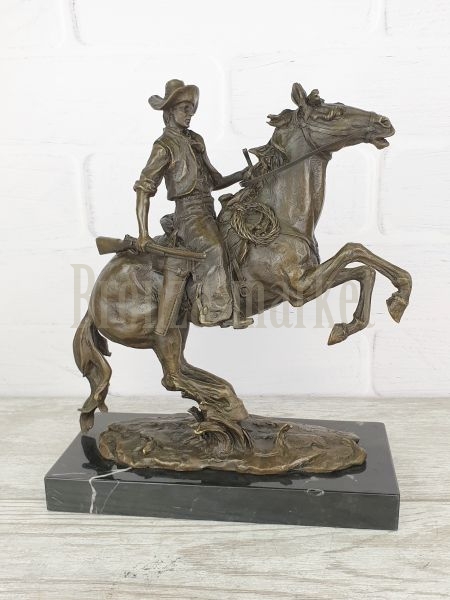 Скульптура "Ковбой на лошаде"