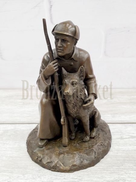 Скульптура "Пограничник с собакой"