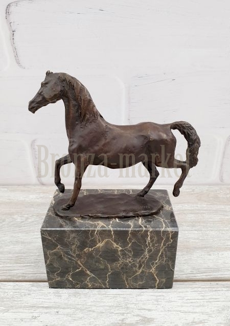 Статуэтка "Лошадь на камне (малая)"
