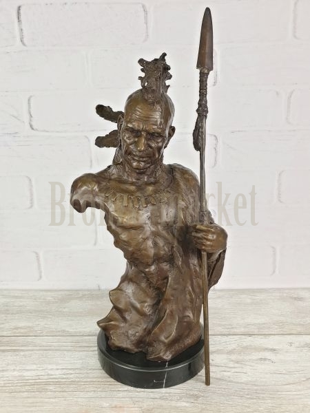 Скульптура "Индеец с копьём"