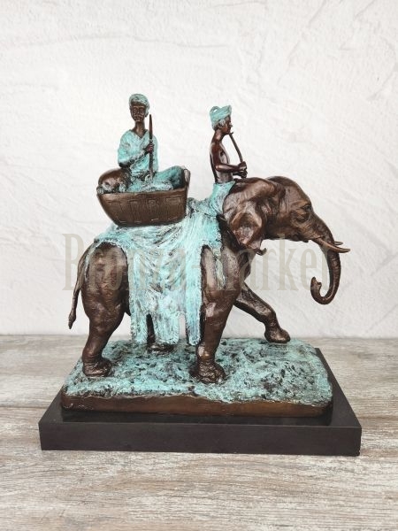 Скульптура "Индийцы на слоне"