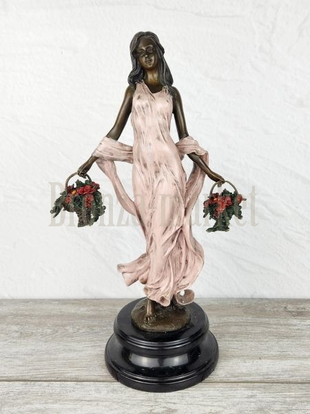 Статуэтка "Девушка с корзинами цветов"