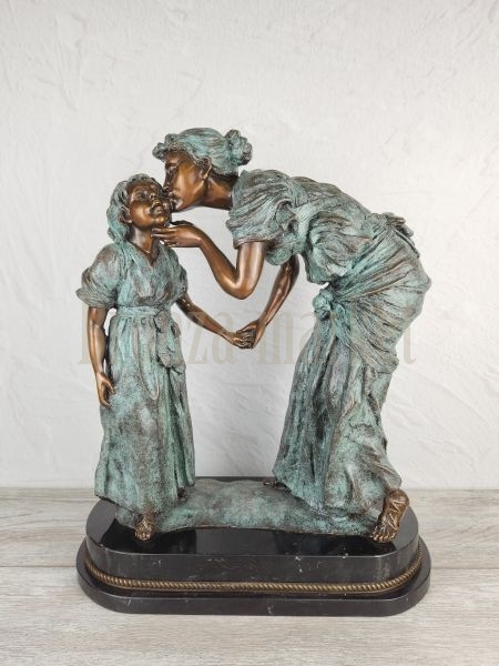 Скульптура "Поцелуй мамы"