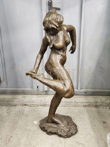 Скульптура "Танцовщица, смотрящая на подошву своей ноги"