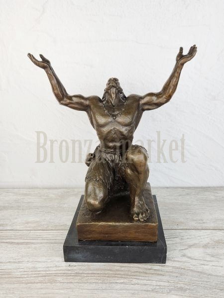 Скульптура "Воин поклоняется богам"