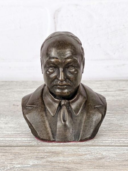 Бюст "Лукашенко" Бюст "Лукашенко"