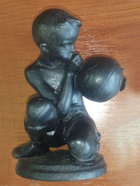 Статуэтка антикварная "Мальчик надувает мяч"