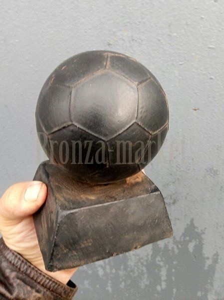 Статуэтка антикварная "Футбольный мяч"