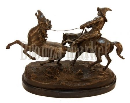 Скульптура "Ловля дикой лошади"