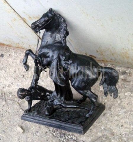 Статуэтка антикварная "Юноша, берущий коня под уздцы"
