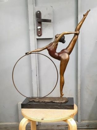 Гимнастка с обручем (58см)
