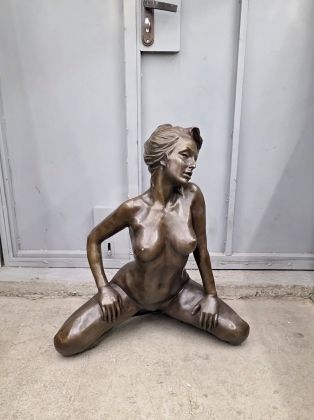 Обнажённая на коленях (67см)